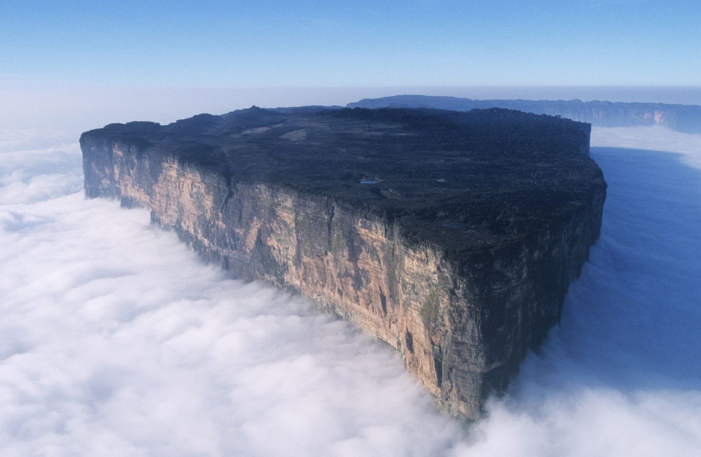 Monte Roraima emergindo das nuvens