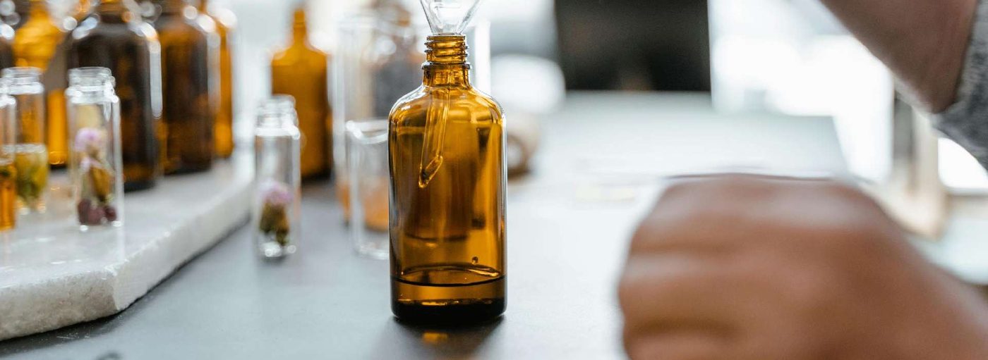 Bastidores do desenvolvimento de um perfume em laboratório