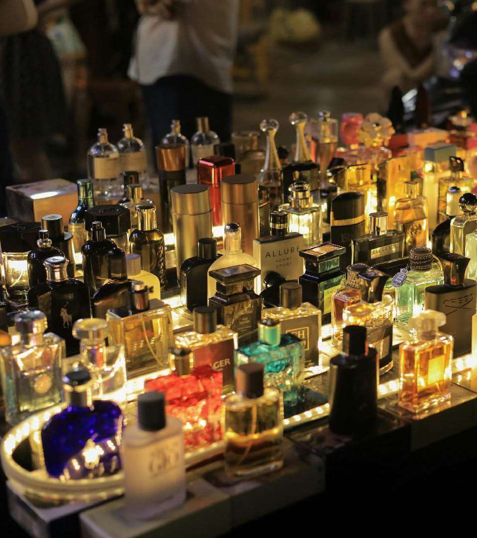 Frascos de perfume em exposição