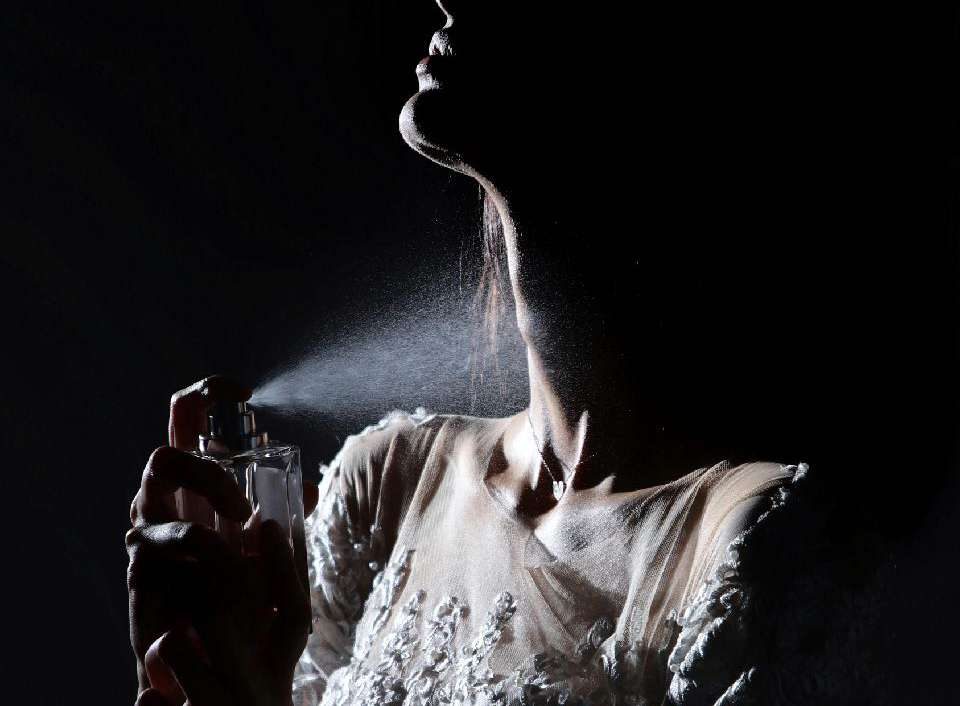 Perfume borrifado em cena de forte impacto visual