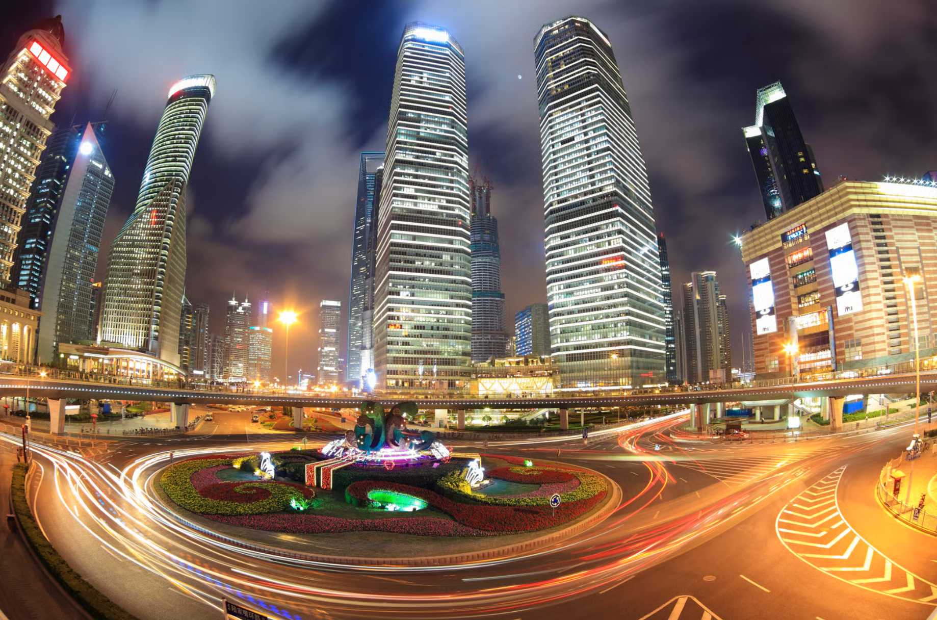 Cidade noturna em movimento