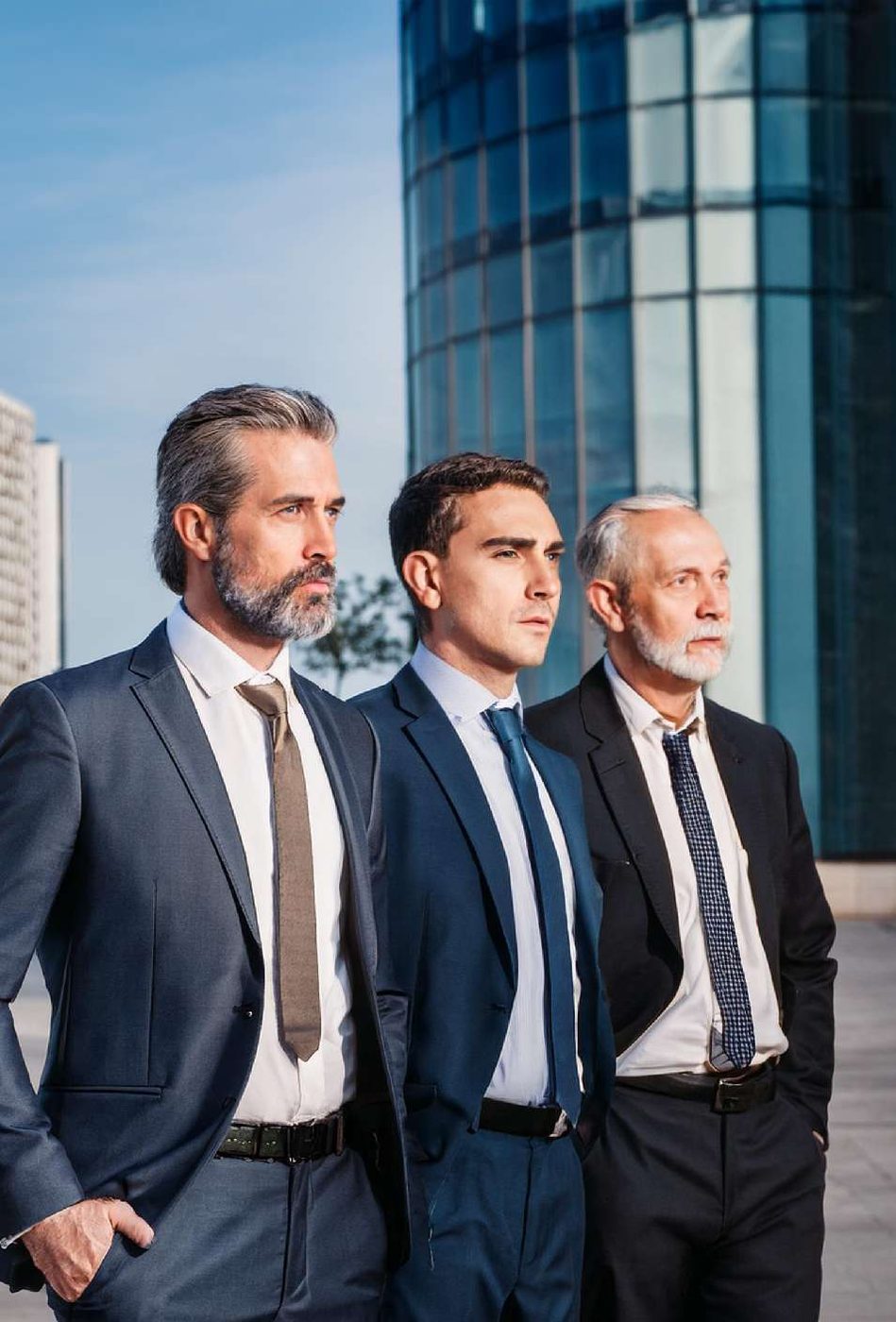 Executivos em frente a arranha-céus