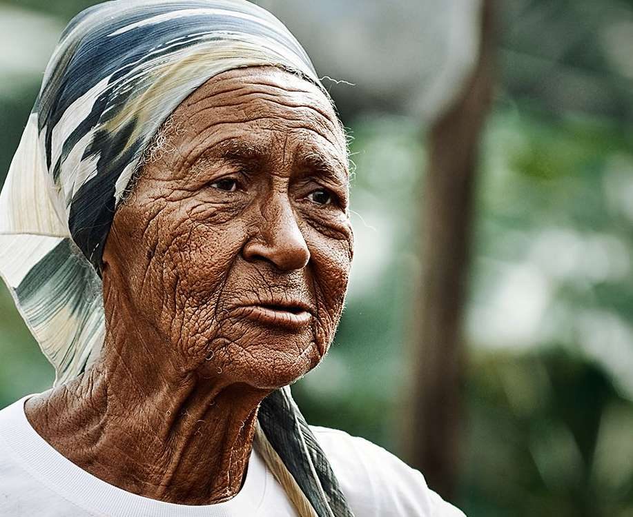 Retrato de mulher idosa brasileira