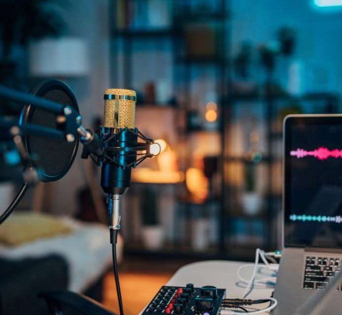 Estúdio de podcast com microfone