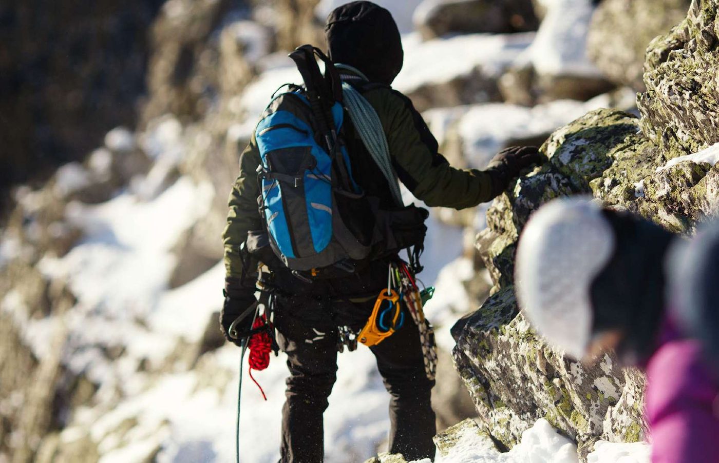 Alpinista em terreno de gelo e rocha