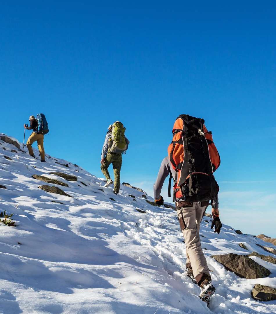 Cordada de montanhistas em crista nevada