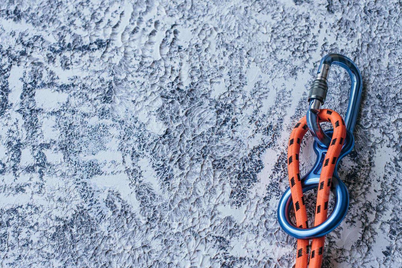 Equipamento de escalada sobre a neve
