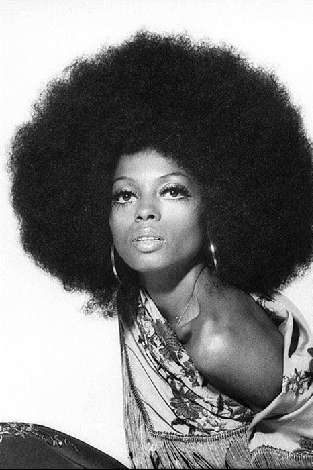 Retrato em preto e branco de mulher com penteado afro volumoso